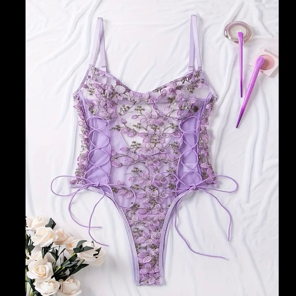 Lavender floral lace bodysuit with adjustable straps 
LINGERIE ONE PIECE SEXY - Picture 2 of 5